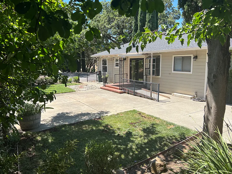 324 Vine St — Photo 16