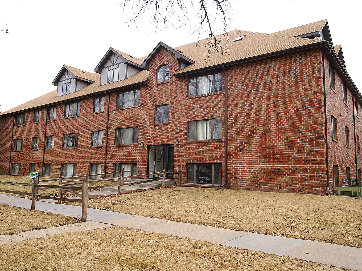 Sundance Apartments — Photo 1
