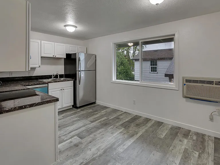 350 W Clackamas Blvd — Photo 15