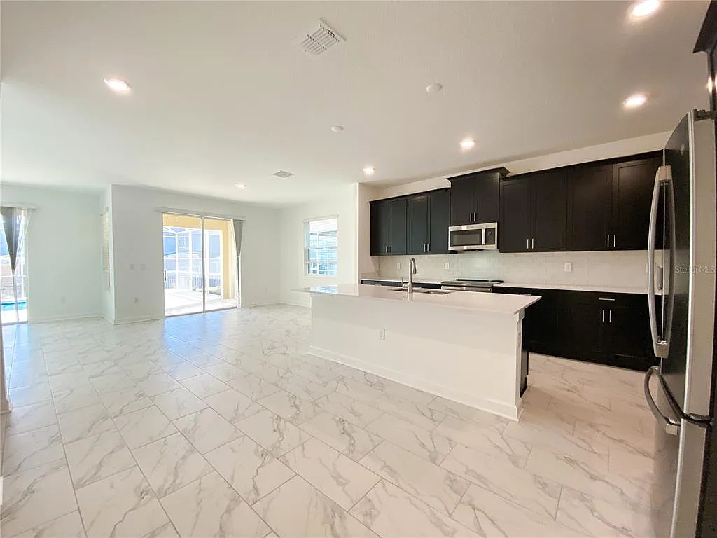 6 bed, 5.0 bath, 3291 sqft, $3,500 — Photo 4
