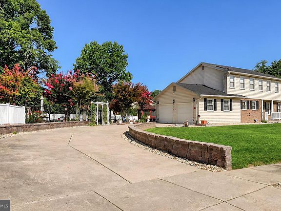 3rd image of 9301 Linhurst Dr