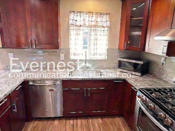 3rd image of 1936 Shoreview Ave