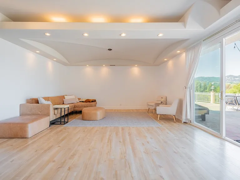 4321 Clear Valley Dr — Photo 10