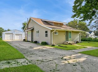 618 E Maple St, Central City, IA 52214