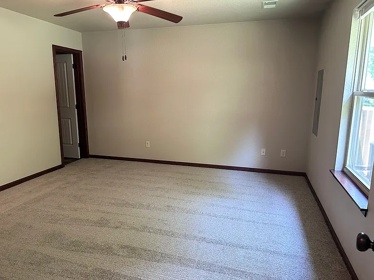 145 SE Rose Garden Ln — Photo 13
