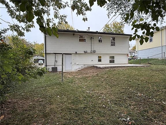 4th image of 4924 N Smalley Ave