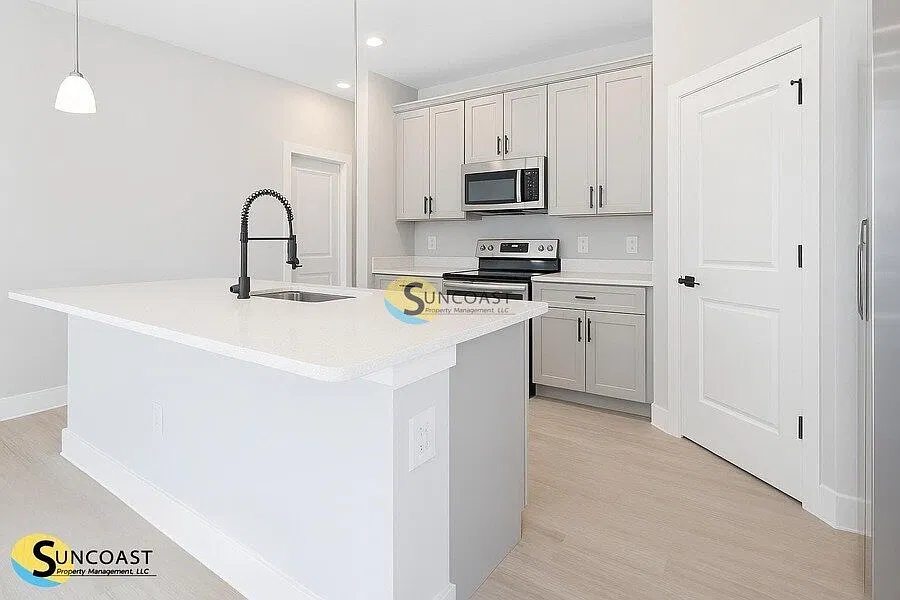 Spacious 4BR | Luxury Finishes W/D Included — Photo 4