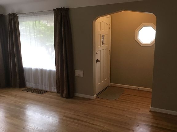 3rd image of 1802 N Willamette Blvd