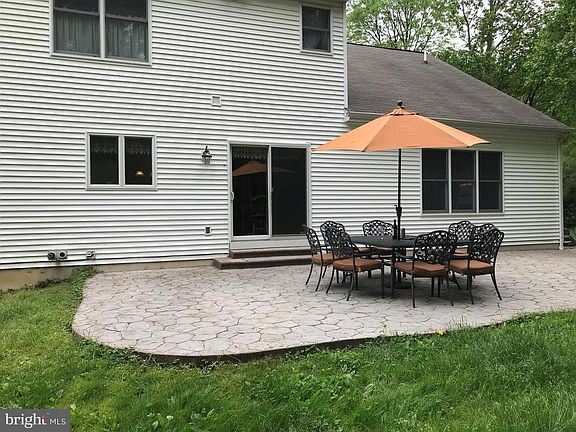 5th image of 212 Elmwood Ln