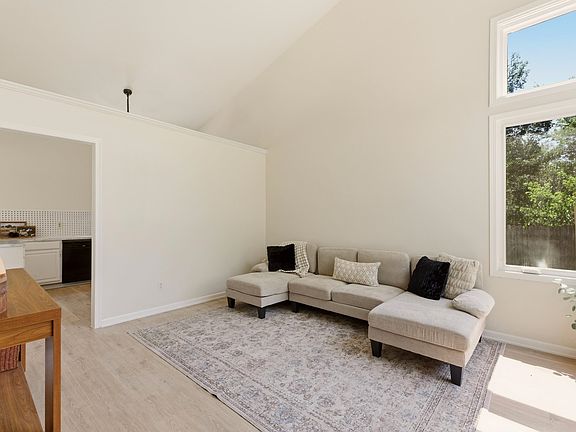4th image of 1202 S Stoneybrook Cir