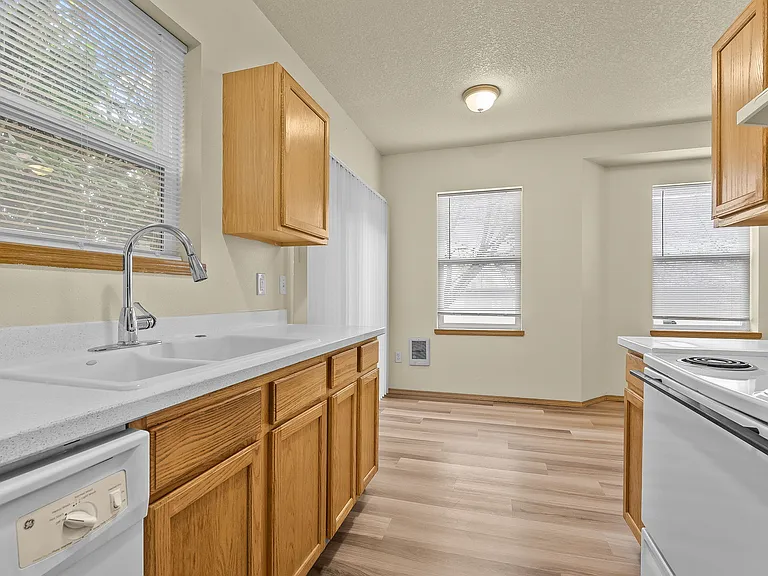 4920 NE Lombard St — Photo 3