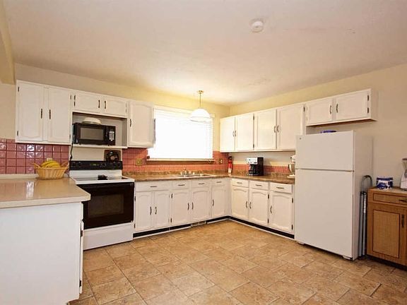 2nd image of 8944 Nottingham Dr