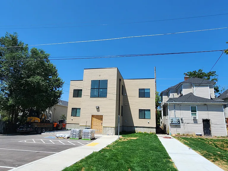 539 E 22nd St #3 — Photo 15