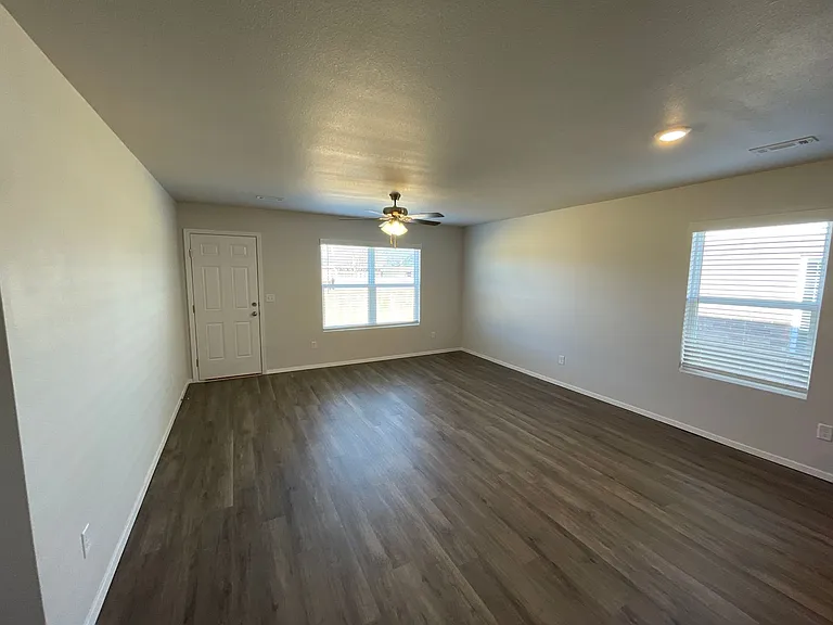1742 Loveland St — Photo 8