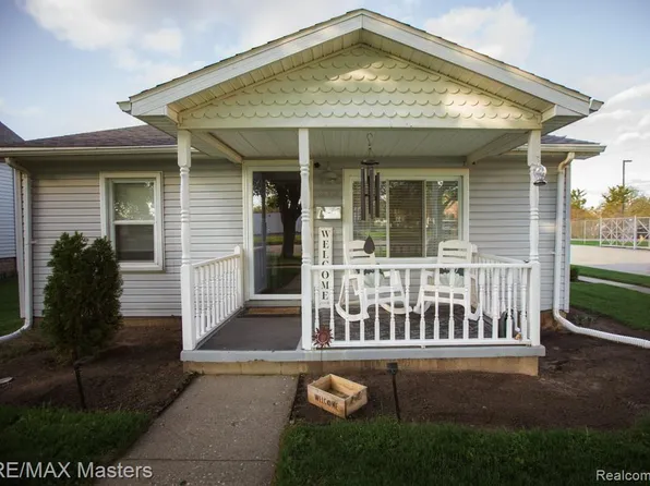 26110 Ypsilanti St, Flat Rock, MI 48134