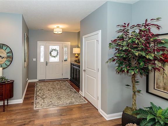 3rd image of 1027 White Oak Dr