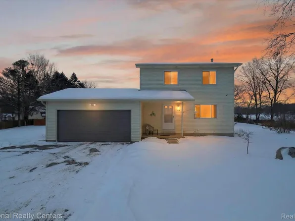 4315 Gale Dr, Howell, MI 48843