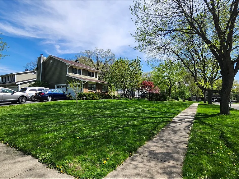 301 Oakbrook Ct — Photo 1