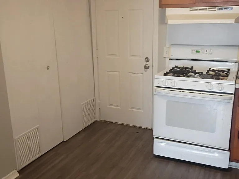 251 Graham St — Photo 8