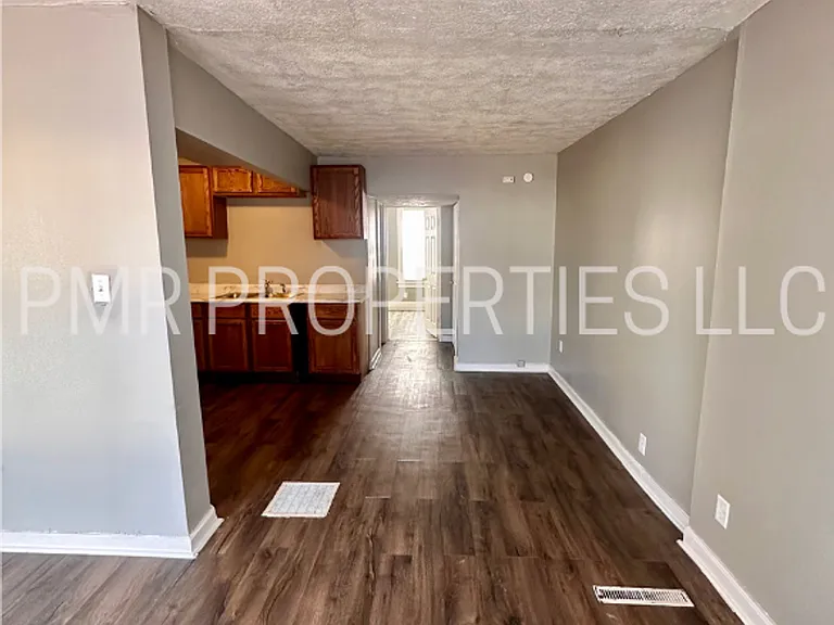 828 Avenue B — Photo 3