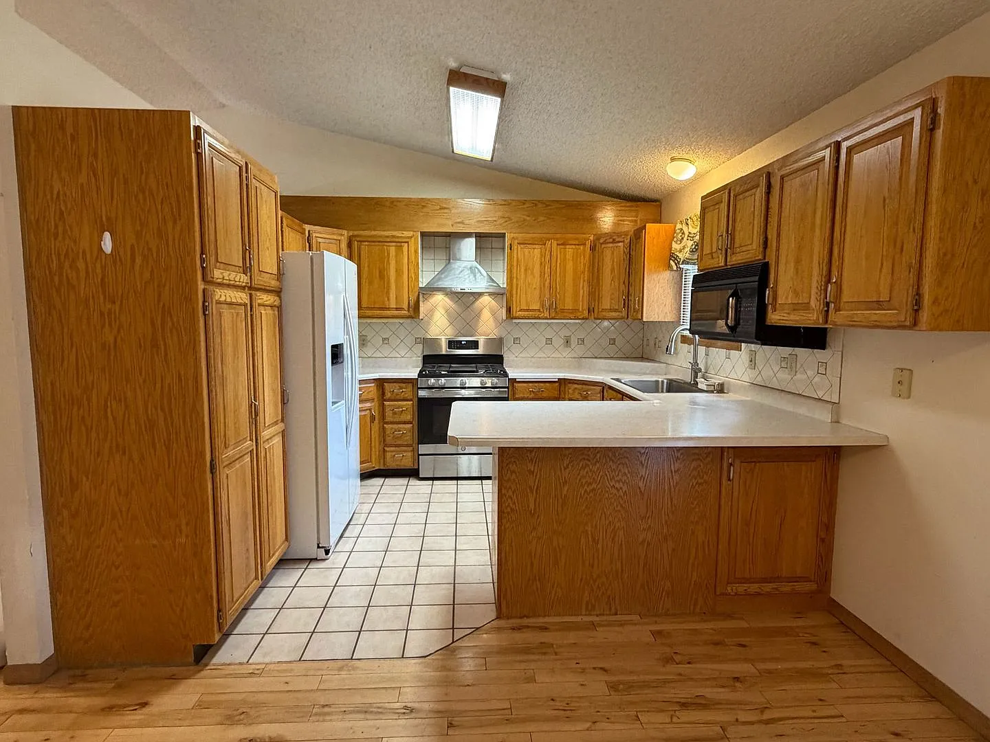 3-Bedroom Home on a Quiet Cul-de-Sac with 3-Car Garage — Photo 4