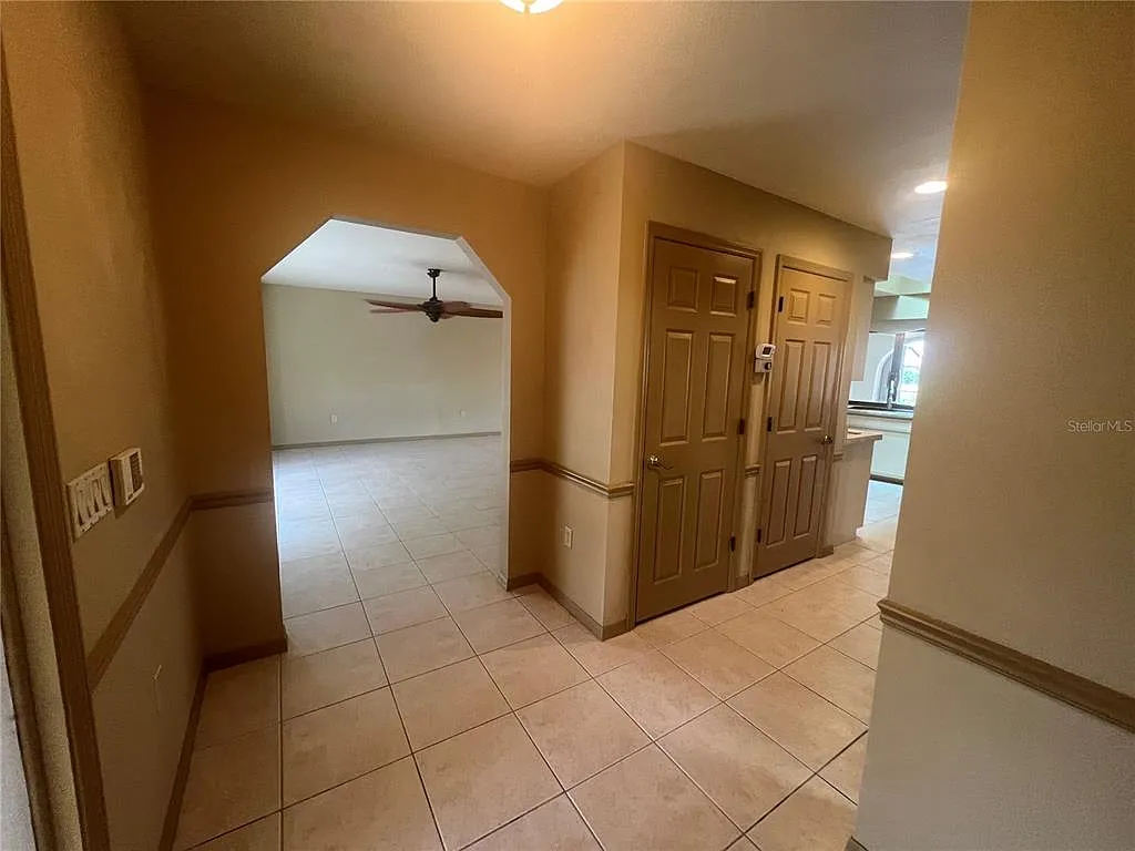 3 bed, 2.0 bath, 1953 sqft, $2,300 — Photo 4