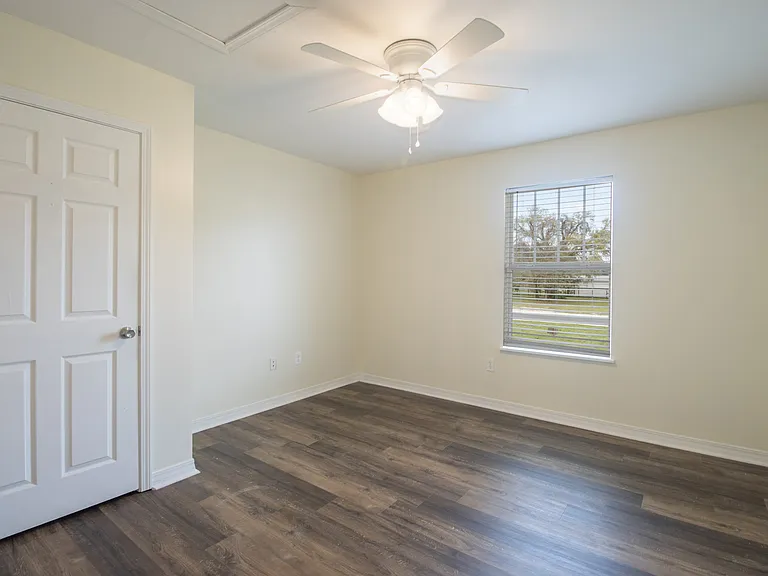420 Richmond Dr — Photo 10