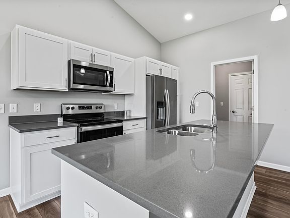 4th image of 2085 Briarwood Ave