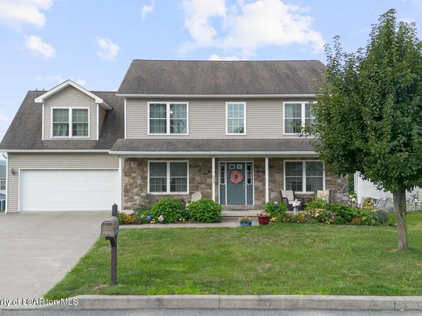 522 Wisteria Dr, Moosic, PA 18507