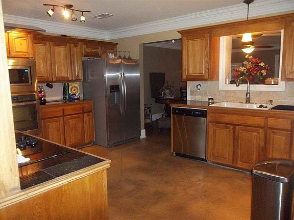 3rd image of 105 Joan St