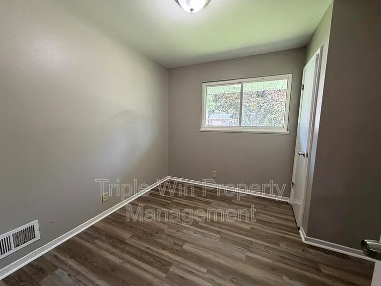 1654 Mowbry Ln — Photo 5