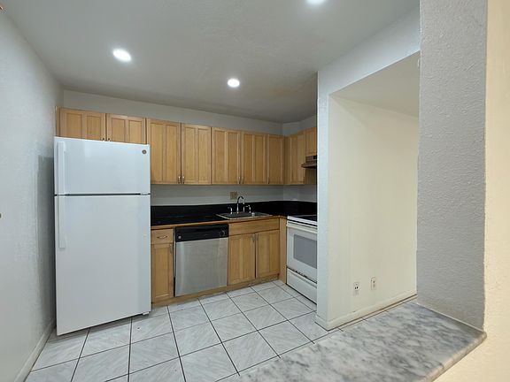 5th image of 636 NW 13th St #140