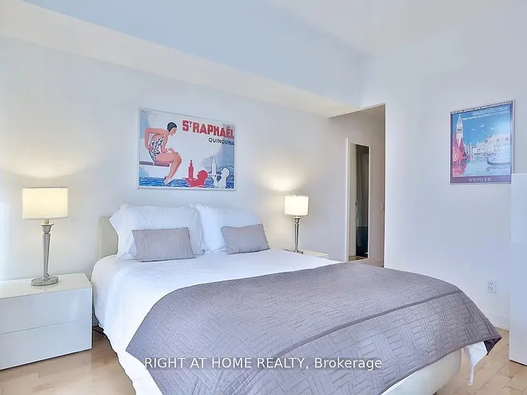 33 Charles St E #1005 — Photo 7