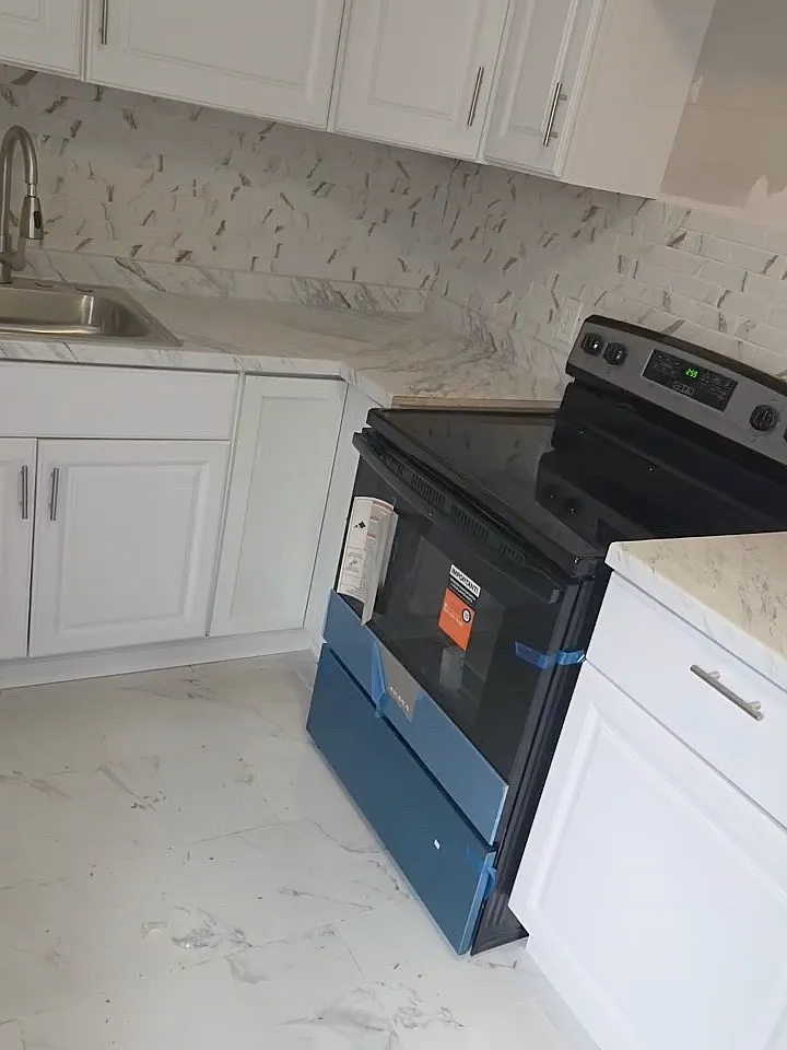 1514 Whitney Ave — Photo 3