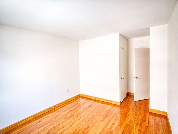 5th image of 476 Carlton Ave #3
