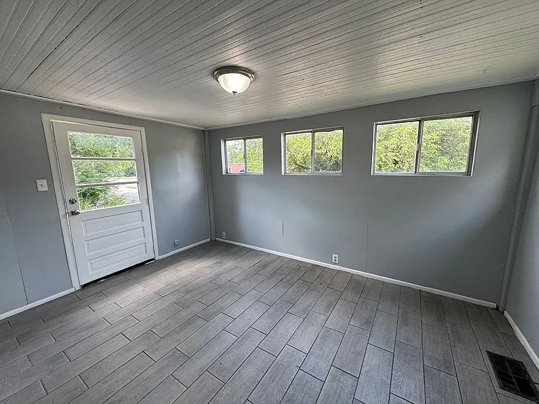 2217 Terrace Ave — Photo 4