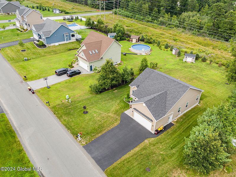 4th image of 71 Richmond Hill Drive