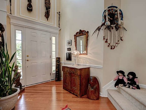 5th image of 207 Sherwood Ct