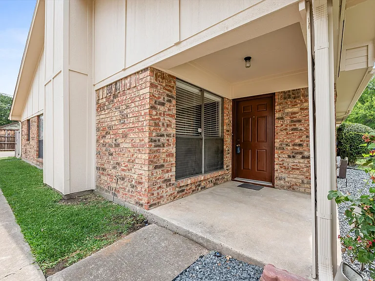 5718 Cancun Dr — Photo 2