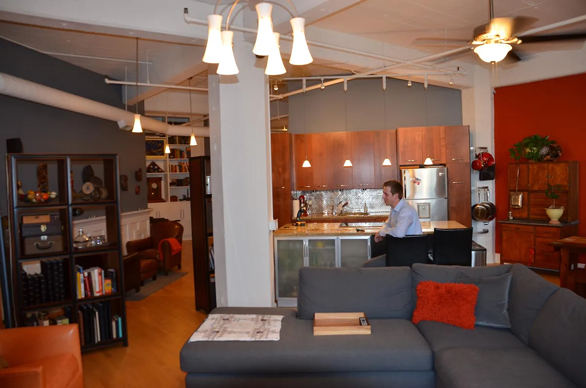 Building Photo - 124 W Polk St #404