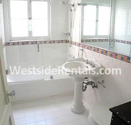 3rd image of 829 N Sweetzer Ave