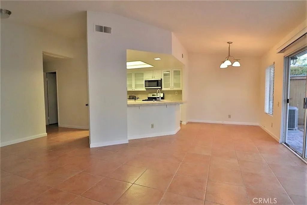 3 bed, 1210 sqft, $4,000 — Photo 3