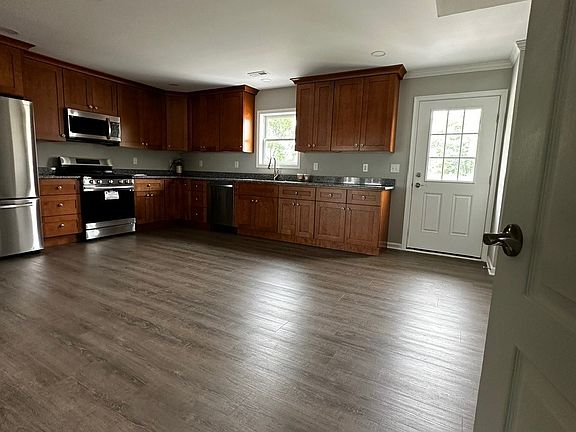 3rd image of 13 Polk St