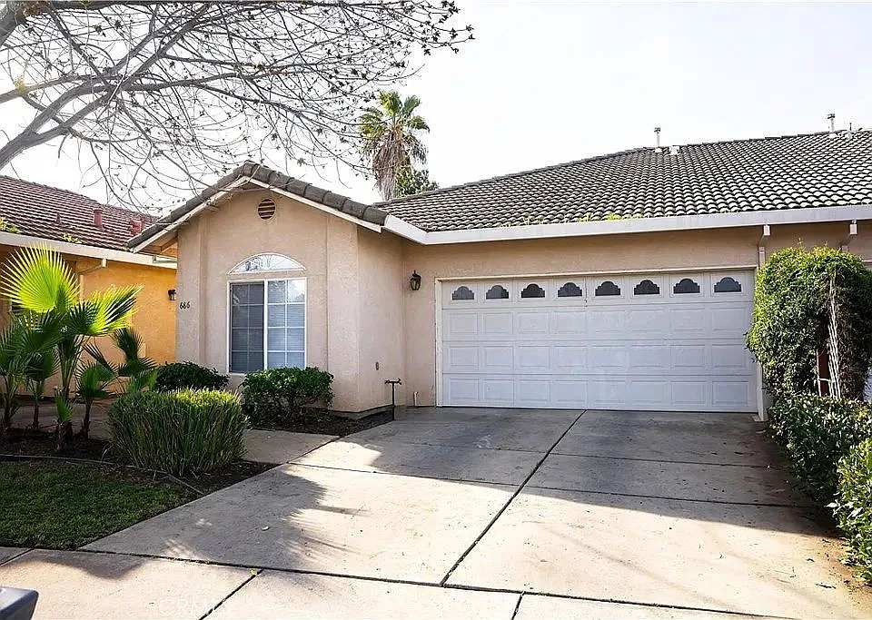 686 Gateway Cir photo 1