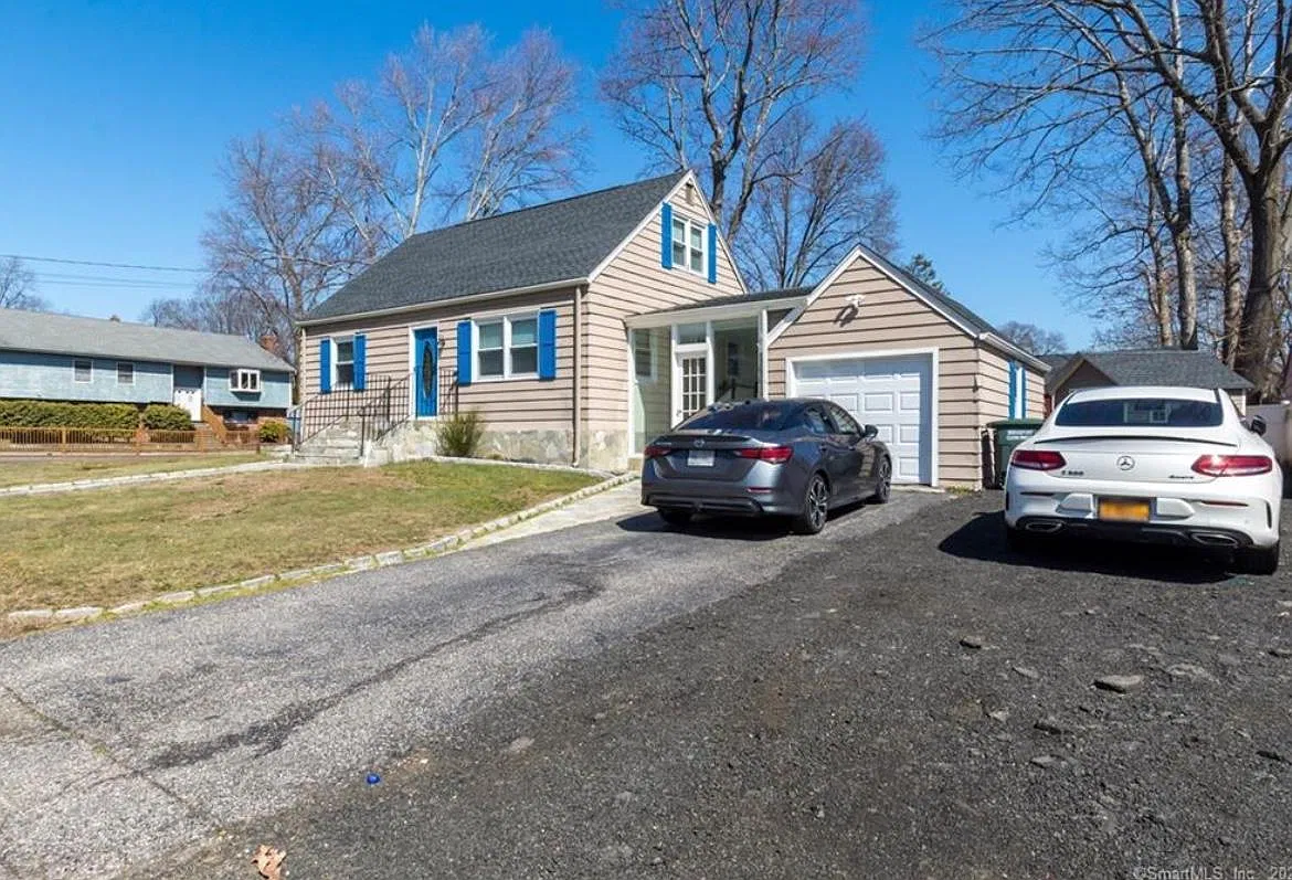 216 Macon Dr — Photo 2