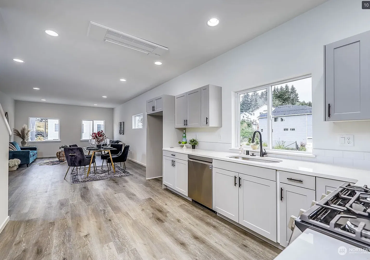 Beautiful Silverdale 2 bed, 2.5 bath Townhouse Like New — Photo 2