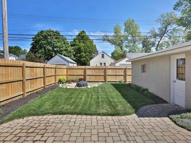 556 E Beechwold Blvd — Photo 16