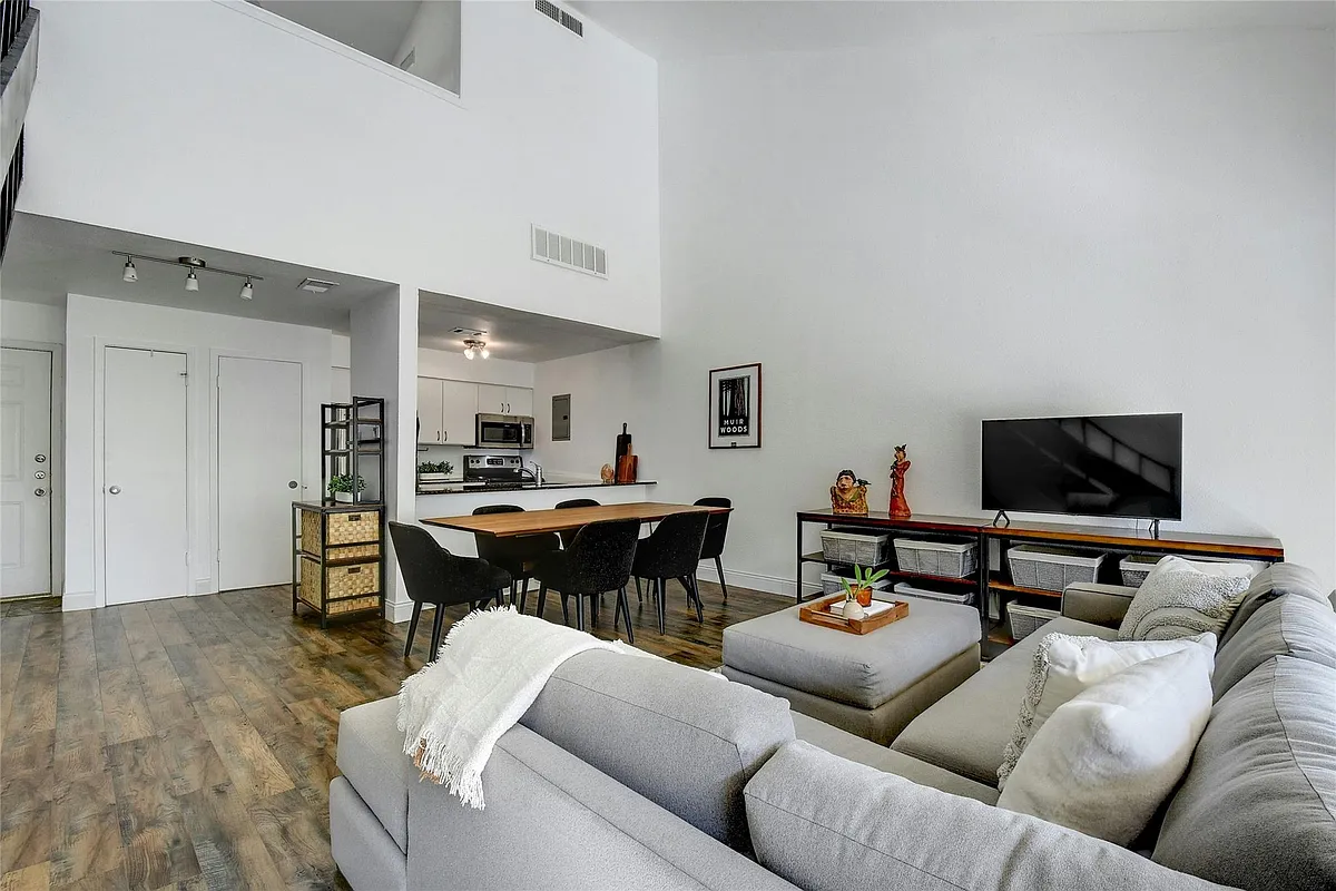 Building Photo - 1818 S Lakeshore Blvd #30