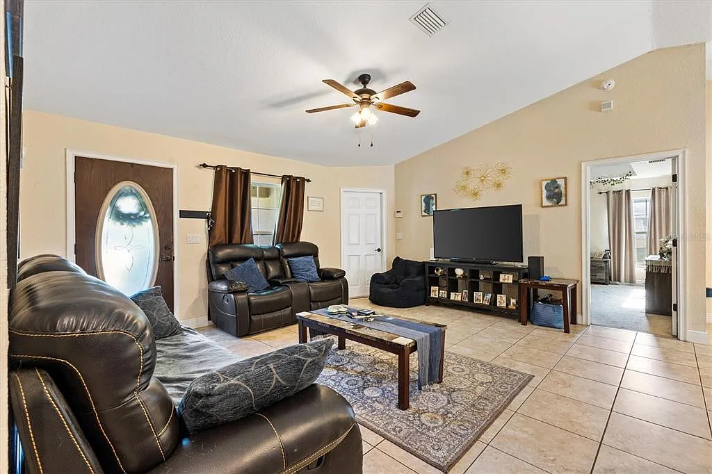 3 bed, 2.0 bath, 1381 sqft, $1,800 — Photo 4