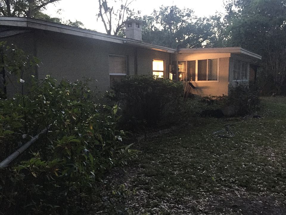 1st image of 1006 NE 10th Pl
